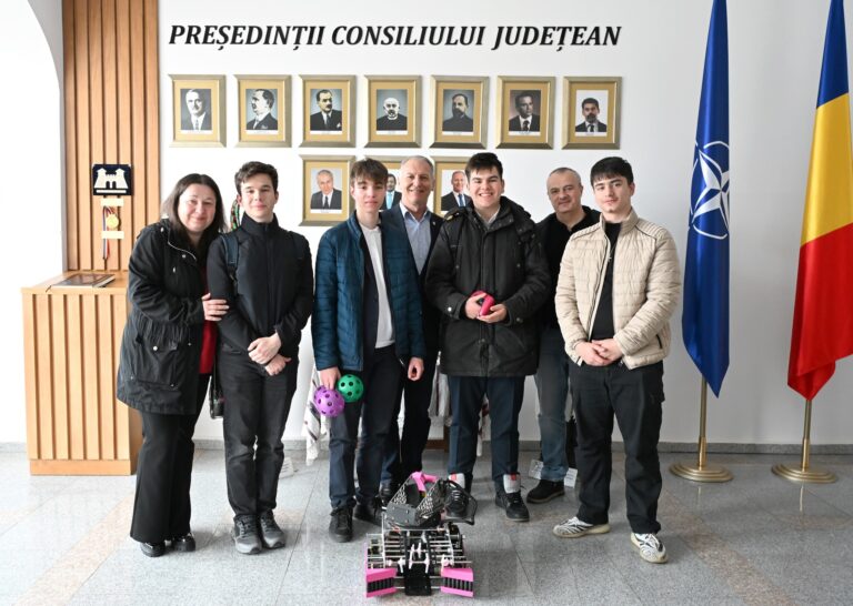Președintele Consiliului Județean Sălaj, Dinu Iancu-Sălăjanu, s-a întâlnit cu membrii echipei de robotică CNapSys din cadrul Colegiului Național “Silvania” Zalău