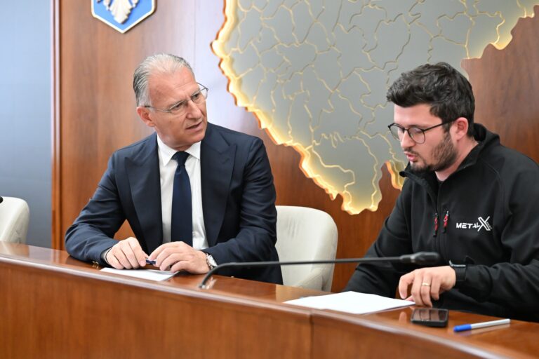 Start pentru investițiile viitorului în Sălaj:Președintele Consiliului Județean Sălaj, Dinu Iancu-Sălăjanu a semnat astăzi  primele contracte  cu viitorii investitori  în Parcul de Specializare Inteligentă Hereclean